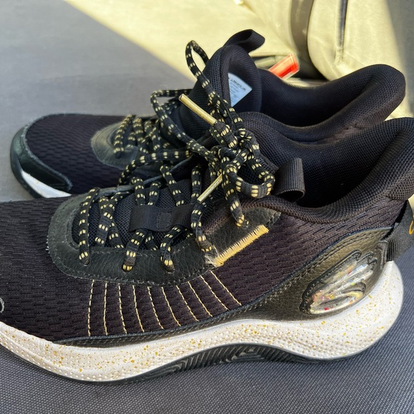 Under Armour Steph Curry youth 6.5 shoes for sale wore about 5 times. - Picture 1 of 4